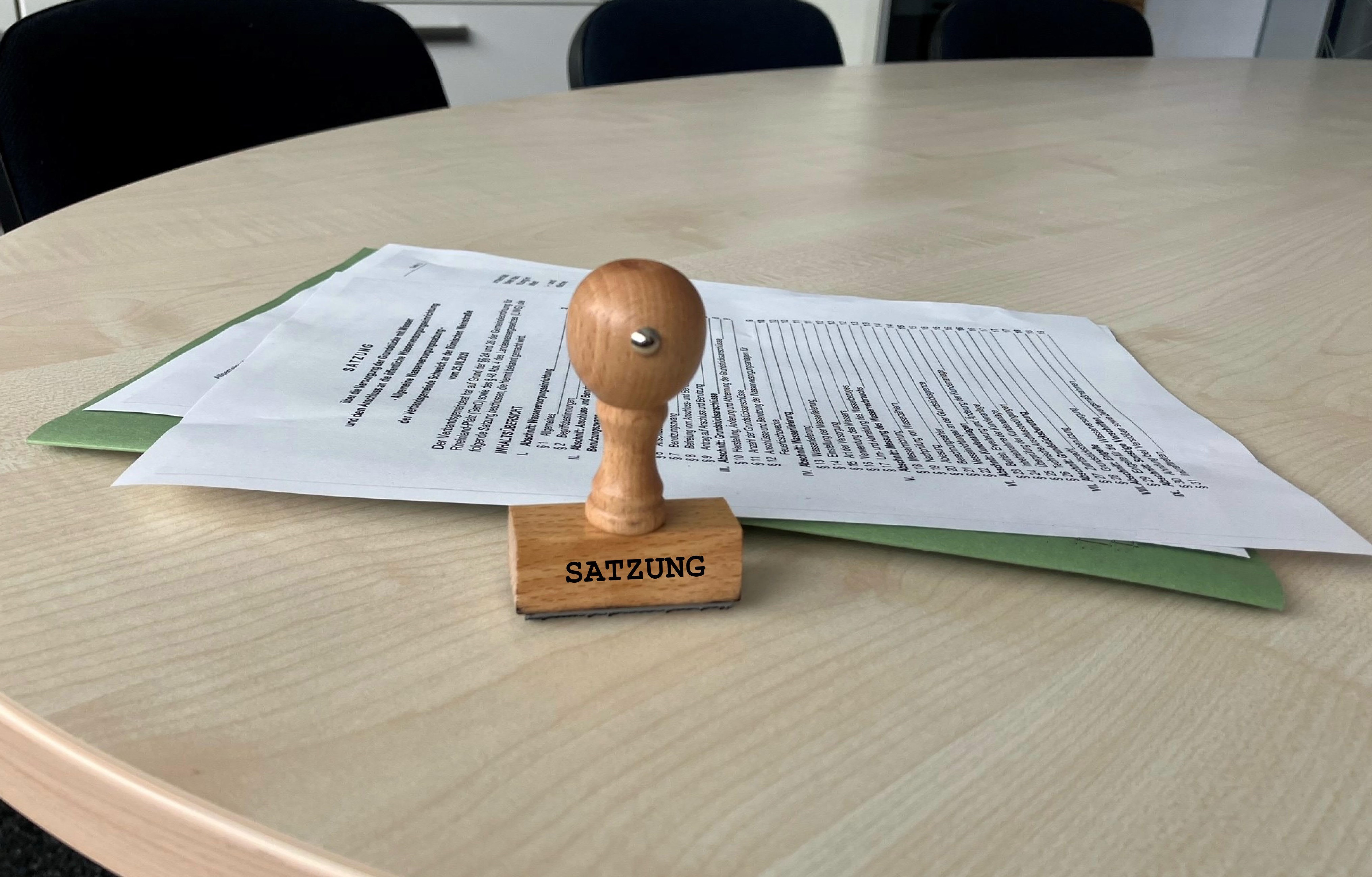 Ein Dokument mit einem Stempel liegt auf einem Tisch.