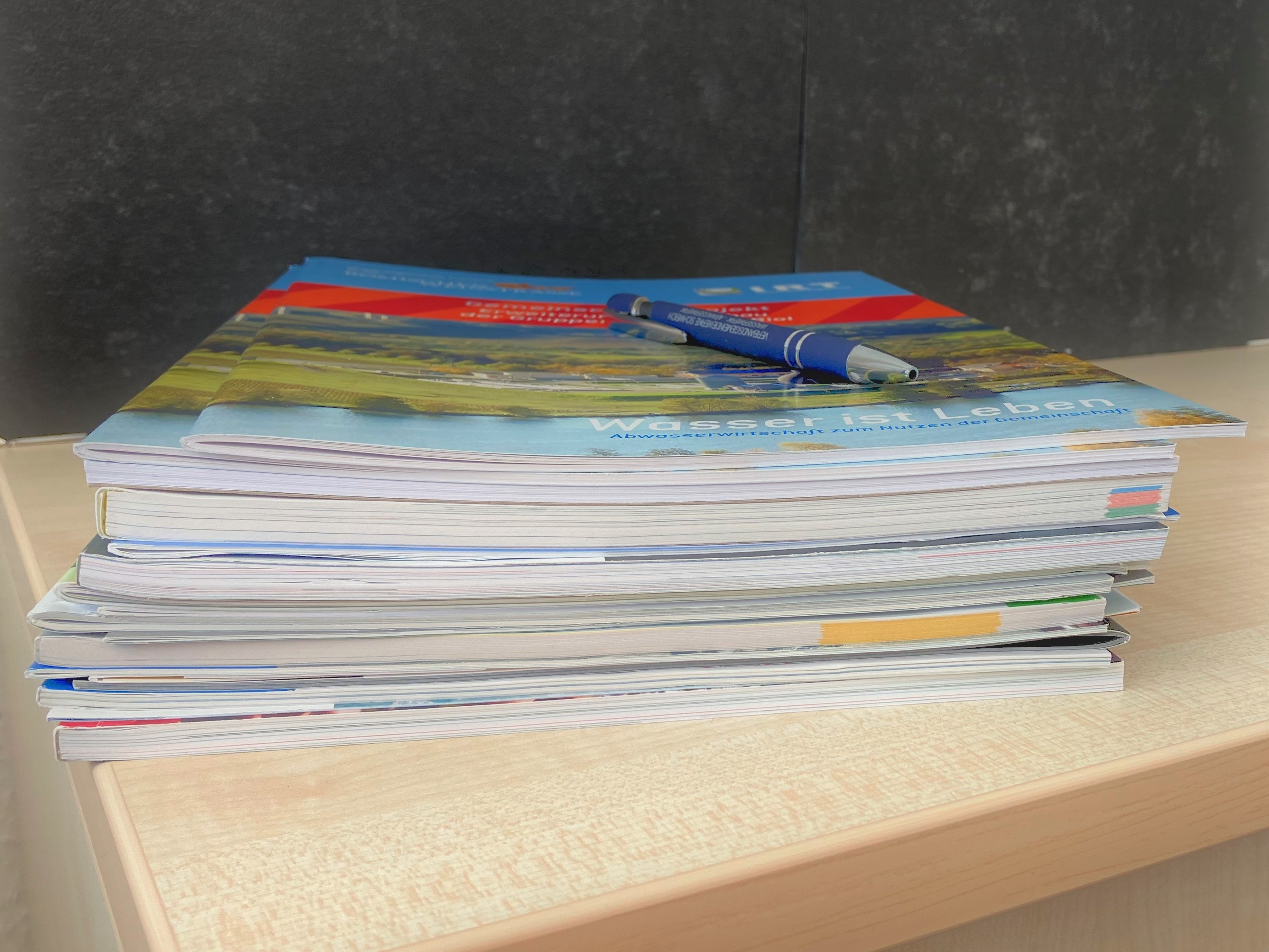 Broschüren liegen auf einem Tisch