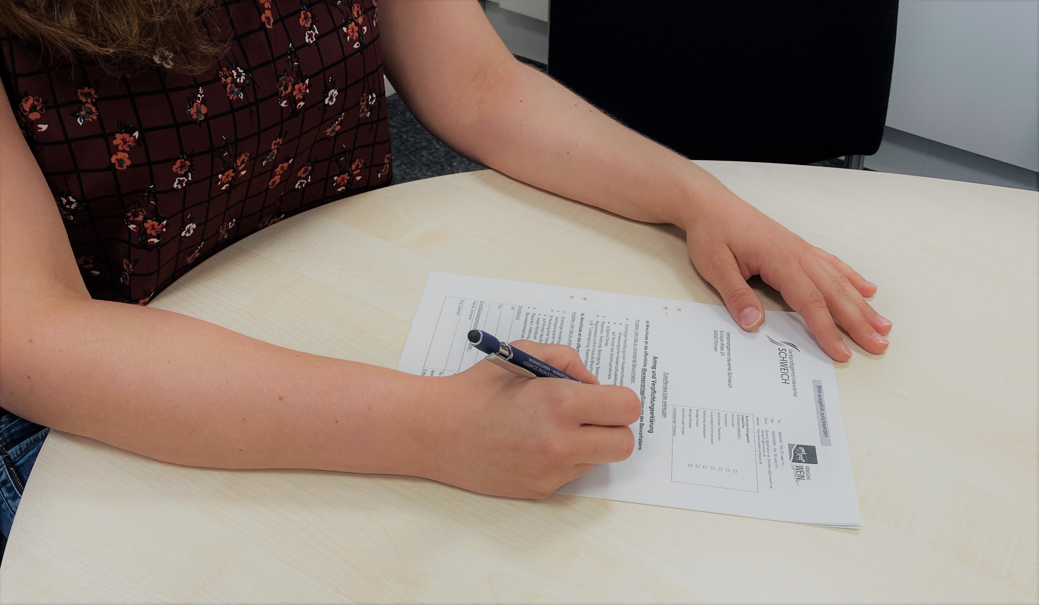 Eine Person füllt einen Antrag aus