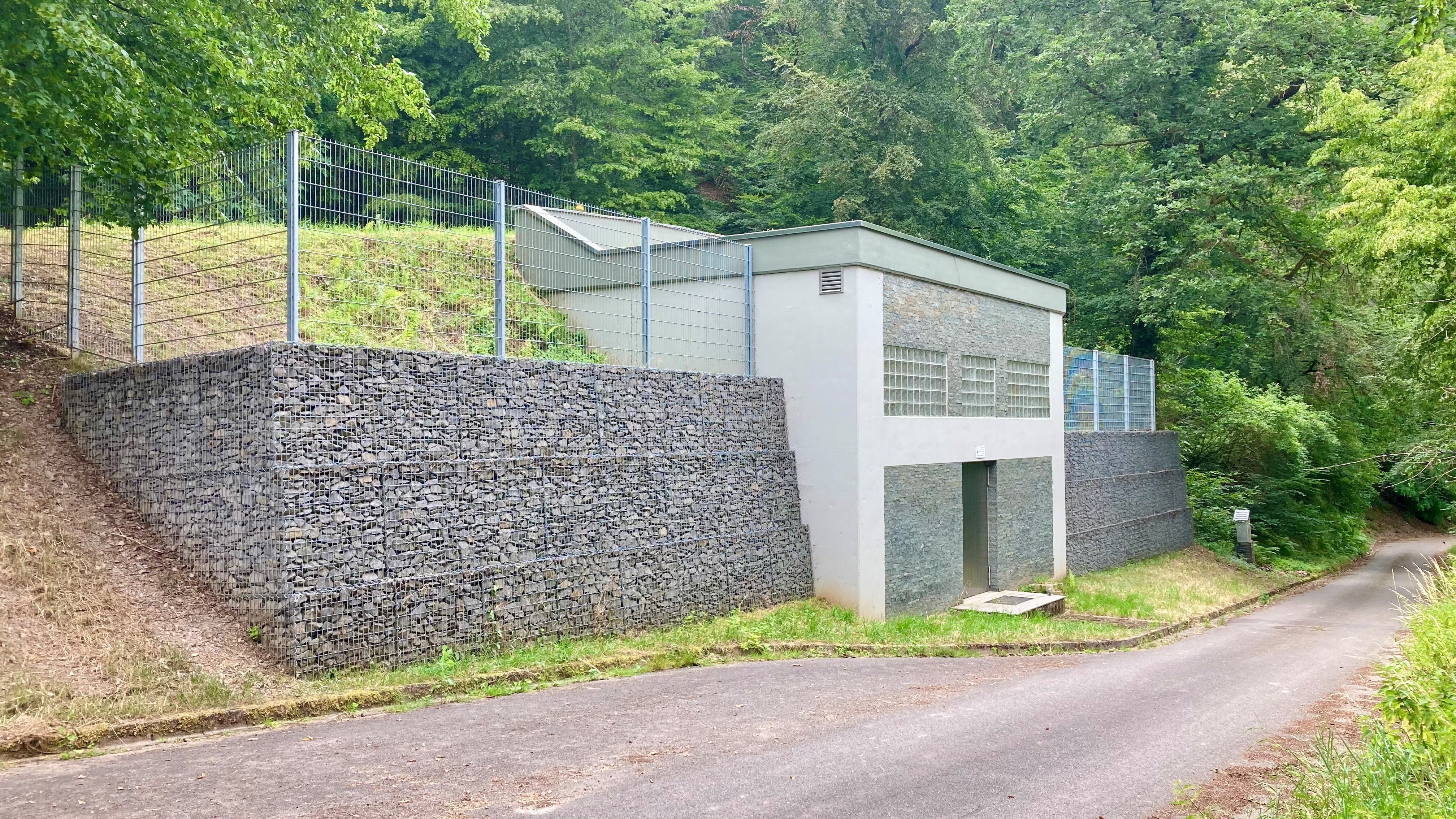 Eine Außenansicht des Hochbehälters Klüsserath ist zu sehen