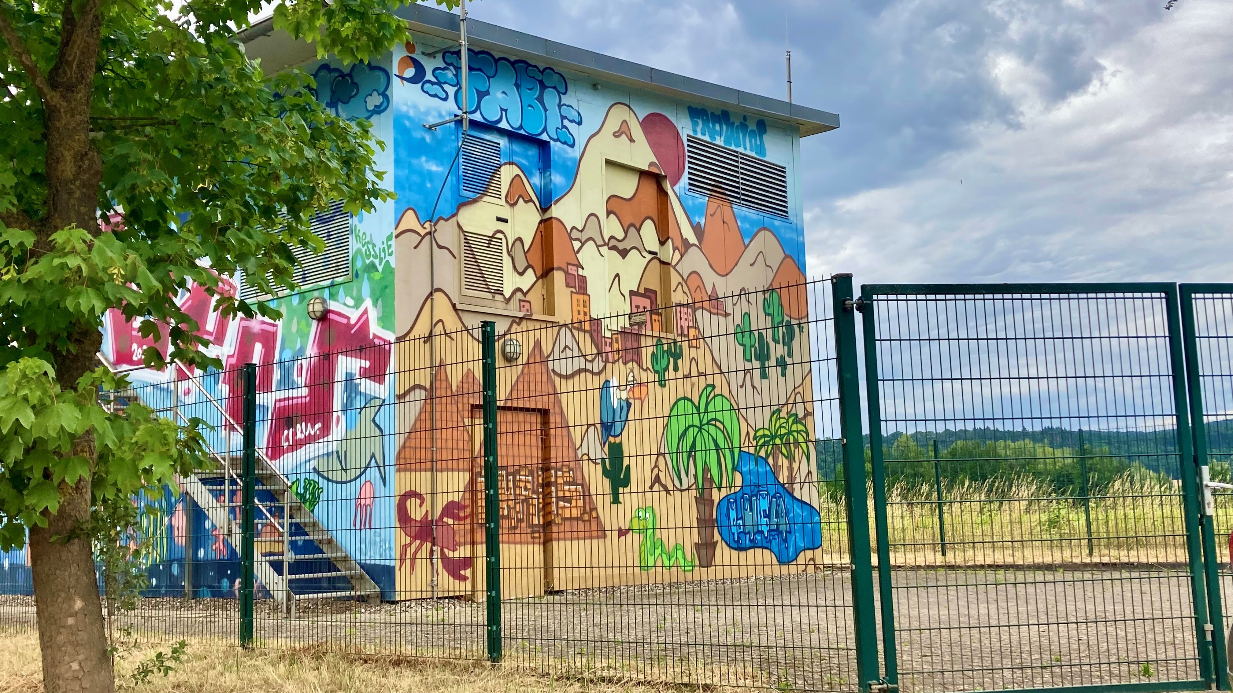 Das bunt bemalte Trinkwasserpumpwerk Kenn ist zu sehen