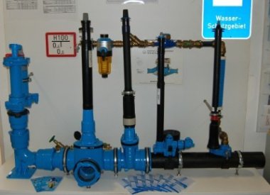 So liegen die Leitungen im Boden: Hydrant, Abgangsschieber, Durchgangsschieber, Hausanschluss mit Wasserzähler und Filter